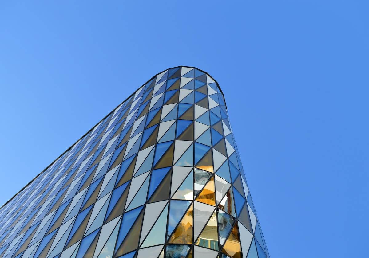 开云在线-送花环节延续，仪式感拉满！2026上海女子半程马拉松鸣枪起跑，8000名女性跑者用脚步诠释“她力量”