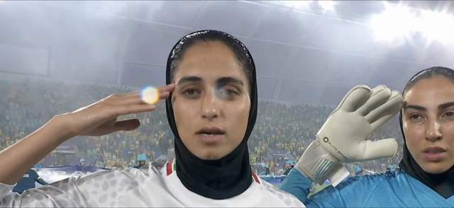 女足亚洲杯焦点战：伊朗女足今天高唱国歌，首发11人集体敬礼！