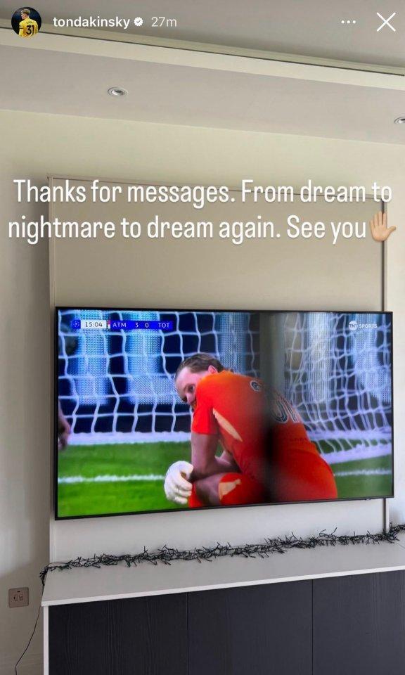 开云在线-首发17分钟狂送两礼被换下！热刺门将赛后竟发文重温比赛？